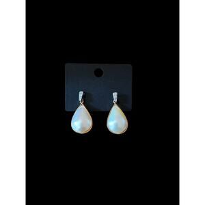 Teardrop faux pearl on gold earrings